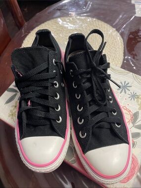 Women's Black Canvas Low-Top Sneakers with Pink Trim size 7